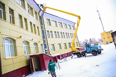 Коммунальные предприятия в оперативном режиме начали очистку снега с крыш